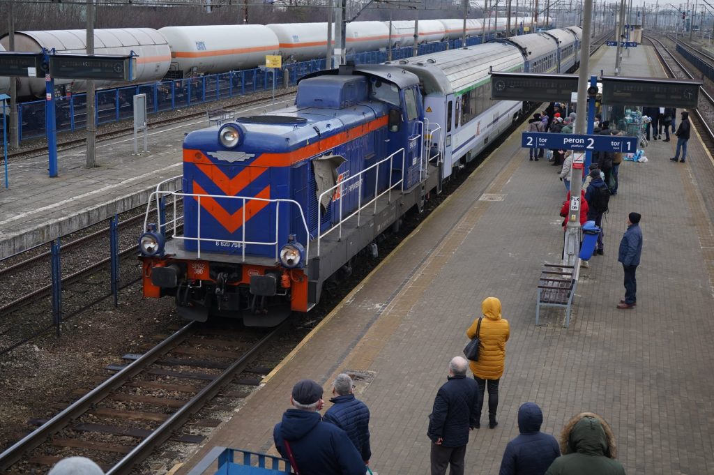 Train with Ukrainian refugees arriving in Poland
